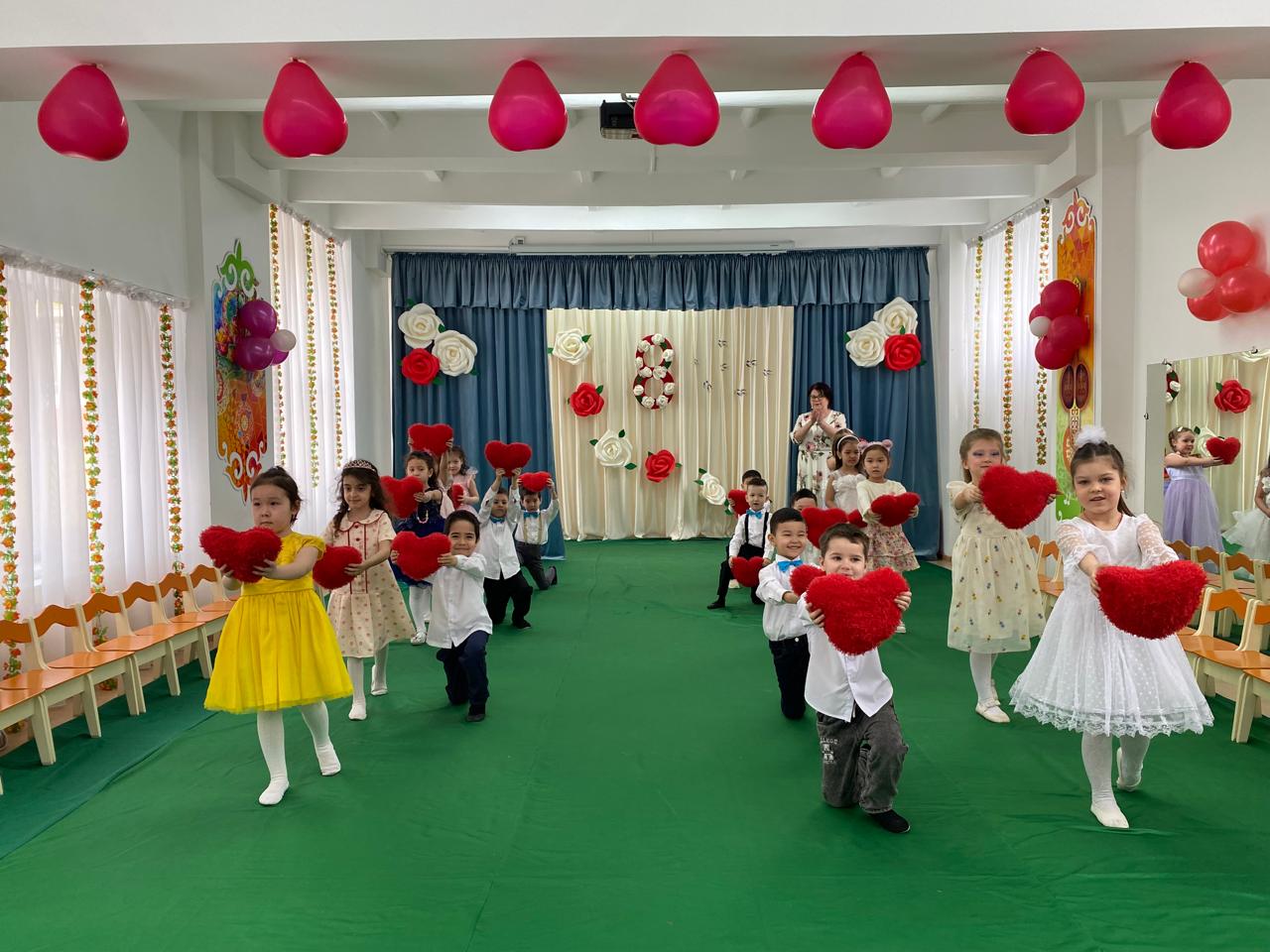 Утренник "8 Марта праздник наших любимых мам"  Предшкольная группа "Рябинка"  Воспитатели: Ожинова Г.Ф. Сунцева И.Ю.  Муз.руководитель: Алыбаева Б.А.